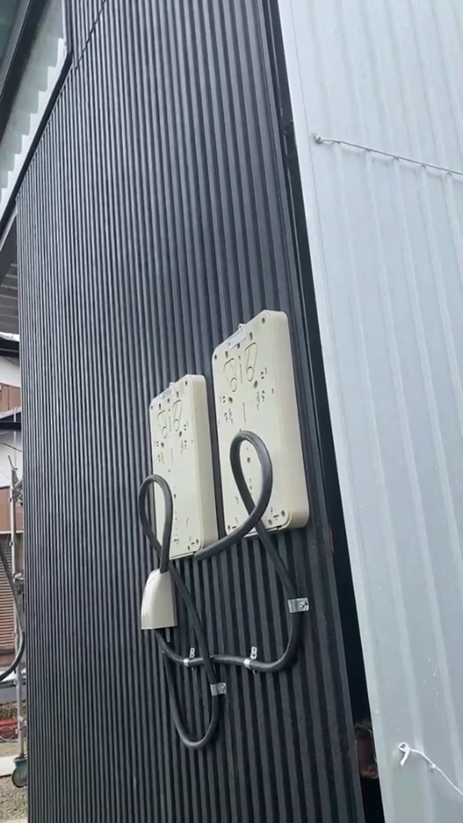 Instalação de iluminação externa com plataforma elevatória